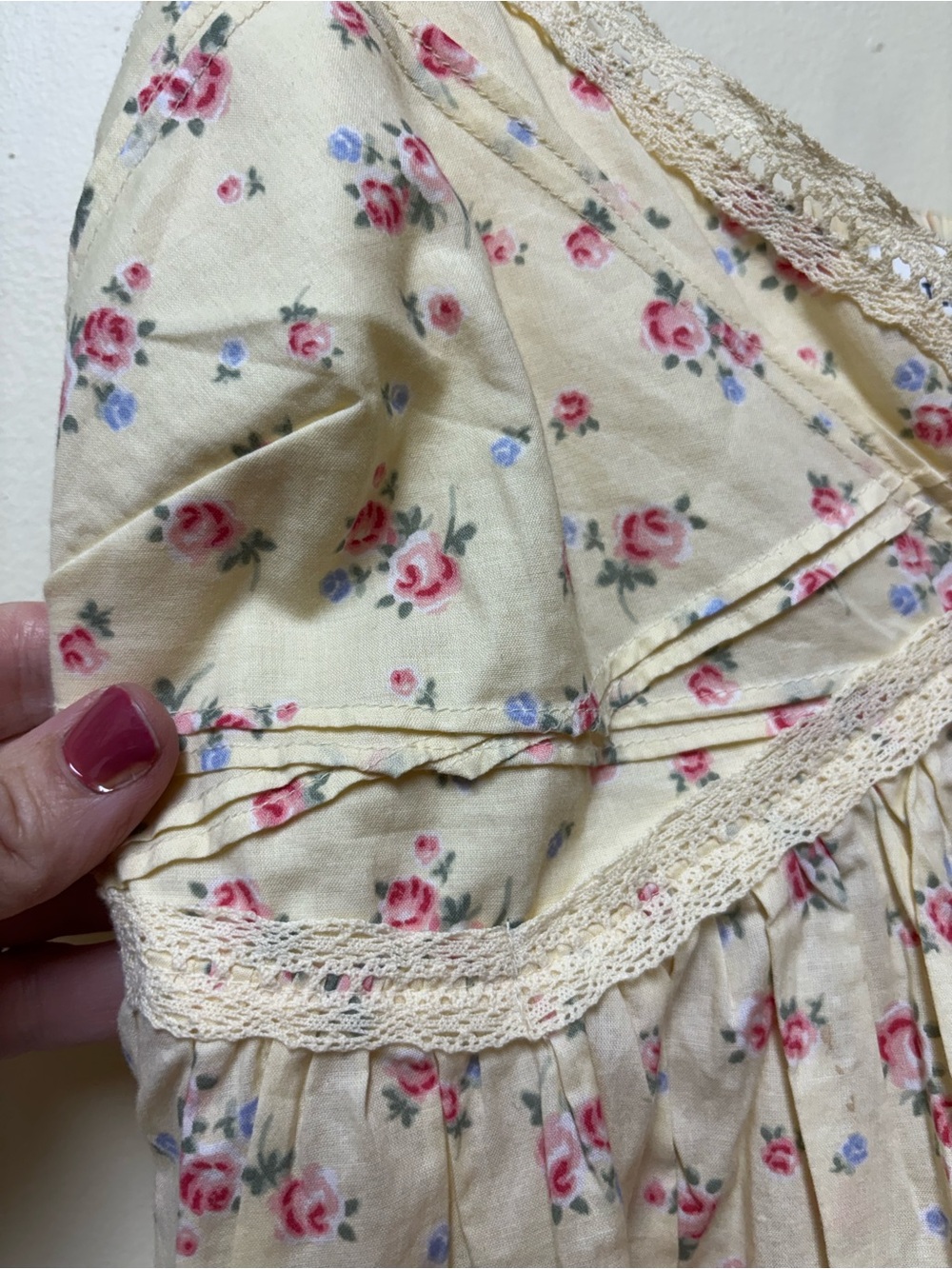 Hollister V Neck Pastel Yellow Babydoll Floral Cotton Tank w Lace Medium NWT - Picture 4 of 12
